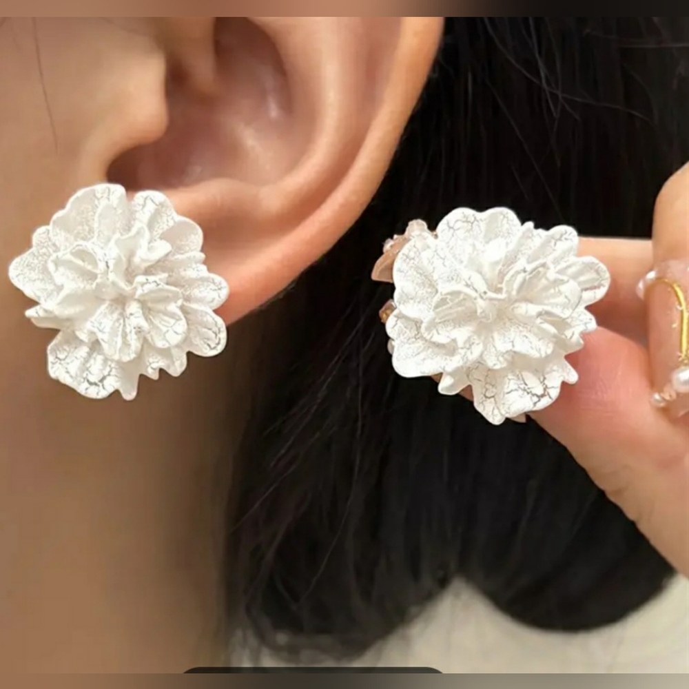 Elegant White Floral Earrings - Picture 1 of 3